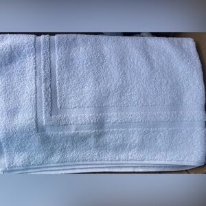 Bath Mats  (Lot of 4) Hilton Hotel Quality Plush White  20"x35” double stripe